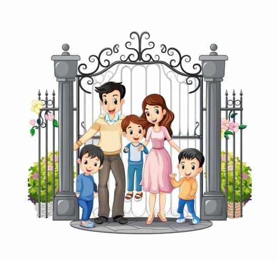 Gia đình hạnh phúc đứng trước cổng sắt, biểu tượng tình yêu thương và sự đoàn tụ.
